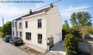 Immo Pické biedt U deze uiterst rustig gelegen en perfect onderhouden woning aan gelegen in een residentiële omgeving omgeven door weilanden en natuurgebied. <br />We betreden deze instapklare woning via een ruime inkomhal (met gastentoilet) die uitgeeft op een ruime en lichtrijke woonkamer met aansluitende eetkamer. Naast de eetkamer bevindt zich een volledig geïnstalleerde keuken met ontbijthoek die naadloos aansluit bij het zeer ruim terras en de prachtige tuin. Ruime nieuwe garage met wasplaats aanwezig. Voor de garage bevinden zich nog twee open autostaanplaatsen.<br />Op de eerste verdieping bevinden zich 3 ruime slaapkamers (15m² - 14m² en 13m²) en een volledig ingerichte badkamer. <br />Aanwezigheid van een inrichtbare zolder bereikbaar met een vaste trap.<br />Deze instapklare woning wordt omgeven door een prachtige aangelegde tuin met 2 terrassen (ruim terras aan de eetkamer met een prachtig aansluitend overdekt terras achter de ruime vernieuwde garage). <br />Bijkomende informatie: EPC D (geen renovatieverplichting), centrale verwarming op gas 2017, vernieuwde dubbele beglazing 2015-2021, conforme elektrische installatie tot 2038, regenwaterput aanwezig,....<br />Deze woning zal vrij zijn uiterlijk op 01/02/2027.