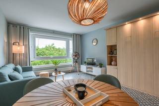 <p>Deze verzorgde en instapklare studio op de eerste verdieping is gelegen in de Duinenstraat 50 te Oostende, op wandelafstand van het strand, de zeedijk, winkels, horeca en openbaar vervoer.</p>
<p>De studio beschikt over een aangename leefruimte met veel natuurlijke lichtinval dankzij het grote raampartij. De praktische indeling omvat een modern geïntegreerd opklapbed waardoor de ruimte overdag volledig benut kan worden als leefruimte. De open keuken is uitgerust met alle nodige comfort en sluit naadloos aan op de woonkamer.</p>
<p>Verder beschikt de studio over een verzorgde badkamer met inloopdouche, lavabo en toilet. Een bijkomende troef is de privatieve kelderberging, ideaal voor extra opslagruimte.</p>
<p>Met een bruikbare vloeroppervlakte van 37 m² en een gunstig EPC-label B (143 kWh/m² jaar) combineert deze studio comfortabel wonen met een energiezuinig verbruik.<br /><br />Kostenverdeling: €675 huur + €75 gemeenschappelijke kosten + €40 provisie voor verwarming (jaarlijkse afrekening).</p>
<p>Beschikbaar vanaf 01/01/2027 - mogelijks vanaf 01/12/2026 mits overleg met huurder.</p>
<p>Bezoekmoment: Dinsdag 27 oktober van 16u00 tot 18u00, uitsluitend op afspraak.</p>