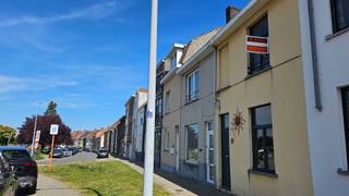 Mobiscore: 9,3! Een super gezellige woning met drie slaapkamers en zonneterras op enkele stappen van de Smedenpoort, station, 't Zand, scholen, speeltuin,... Achteraan heeft mannen het zicht op de groene Vesten, vooraan komt men buiten en is er een gezellig pleintje met speeltuin, bakker en slager. De woning heeft oa goedgekeurde elektriciteit, cv op gas, dubbele beglazing, open en ingerichte keuken met SMEG fornuis, parket, badkamer boven met ligbad en extra toilet, gezellig zonneterras, ... Uiterst goed gelegen nabij centrum Brugge en uitvalswegen (zonder wachten op bruggen). EPC: 277 kWh/m², label C. Asbestveilig! Woning is momenteel verhuurd aan 950/maand, conformiteitsattest verhuur aanwezig, huur opzegbaar! Ideaal als investering van om dagelijks zelf te genieten!! Kortom: een mega gezellige, leuke woning op één van de beste locaties te Brugge! Voor vrijblijvende info bel: 0495.70.00.05