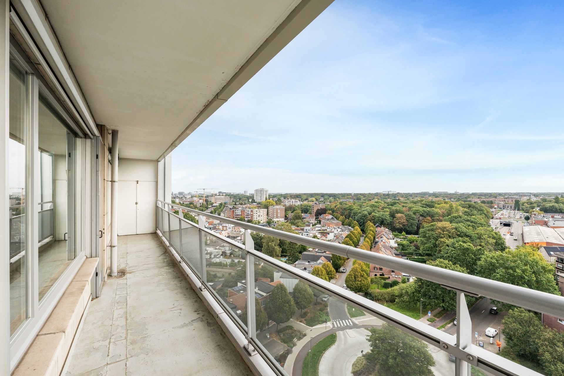 Ruim en lichtrijk 2 slaapkamer appartement met prachtig uitzicht in Wilrijk. - foto 4