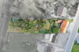 <p><span>Dit handelspand met woonst, gelegen op een perceel van 21a30ca langs de Steenweg in Diepenbeek, vormt een interessante opportuniteit voor ontwikkelaars en investeerders. De centrale ligging tussen Diepenbeek en Hasselt, in combinatie met goede visibiliteit en passage, maakt dit een aantrekkelijke locatie. </span></p><p><span> </span></p><p><span>Het perceel, met een breedte van +- 22 meter, is geschikt voor projectontwikkeling: realisatie van een open bebouwing, twee halfopen bebouwingen of meerdere appartementen (onder voorbehoud van vergunning). Meer informatie over het mogelijk aantal te realiseren appartementen kan u verkrijgen via onderstaande contactgegevens. </span></p><p><span> </span></p><p><span>Een belangrijke troef is dat men kan genieten van het verlaagd btw-tarief van 6% bij sloop- en heropbouw (i.p.v. 21%), mits er aan de voorwaarden wordt voldaan. </span></p><p><span> </span></p><p><span>Voorschriften kort samengevat: </span></p><p><span>- Min. perceelsbreedte voor halfopen bebouwing 10m en voor open bebouwing 14m</span></p><p><span>- Bouwdiepte gelijkvloers max. 17m</span></p><p><span>- Bouwdiepte eerste verdieping max. 12m</span></p><p><span> </span></p><p><span>Wilt u het pand bezoeken of wenst u meer info te ontvangen? Neem dan gerust contact op via Mike@jemar.be of 0487 96 38 96.</span></p>