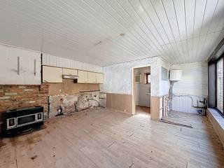 <strong><span>Volledig te renoveren woning met 2 SLPK, op Toplocatie!</span></strong>
<p>Bent u op zoek naar <strong>een betaalbaar renovatieproject </strong>met tal van mogelijkheden? Dan is deze compacte woning in Ternat zeker een bezoek waard. Dankzij haar gunstige ligging nabij Brussel vormt dit pand een uitstekende opportuniteit voor zowel starters als investeerders.</p>
<p>De woning beschikt over een bewoonbare oppervlakte van circa 87,5 m² en omvat op het gelijkvloers <strong>een aangename leefruimte</strong>, <strong>een aparte ruimte voorzien voor een ruime keuken en een badkamer</strong>. Op de bovenverdieping bevinden zich <strong>twee slaapkamers</strong>.</p>
<p>Met de nodige renovatiewerken kan deze woning worden <strong>omgevormd tot een gezellige en functionele thuis </strong>of <strong>een interessant investeringspand met aantrekkelijk verhuurpotentieel</strong>.</p>
<p><strong>Troeven:</strong></p>
<ul>
<li><strong>Compact renovatieproject met veel mogelijkheden</strong></li>
<li><strong>Bewoonbare oppervlakte van ca. 87,5 m²</strong></li>
<li><strong>2 slaapkamers</strong></li>
<li><strong>Ruime mogelijkheden voor inrichting naar eigen smaak</strong></li>
<li><strong>Interessant voor starters en investeerders</strong></li>
<li><strong>Gunstige ligging in Ternat</strong></li>
<li><strong>Vlotte verbinding naar Brussel en omliggende gemeenten</strong></li>
</ul>
<p>Een ideale kans voor wie op zoek is naar een kleinschalig project op een strategische locatie!<br /><br />Contacteer uw vastgoedkantoor KURTIMMO voor meer informatie of een bezoek ter plaatse via 0476/076993 OF info@kurtimmo.be!</p>
<strong><span></span></strong>