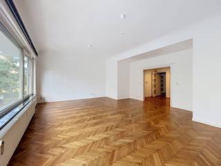 Situé entre l’ULB et le cimetière d’Ixelles, cet appartement de ±120 m² prend place dans un superbe immeuble de style Art déco, au cœur d’un quartier particulièrement recherché pour sa qualité de vie et sa mobilité.<br /><br />À seulement 10 minutes à pied du Bois de la Cambre, il bénéficie également d’une excellente desserte en transports en commun : les bus 71 et 72 ainsi que les trams 8 et 25 se trouvent à moins de 100 mètres.<br /><br />L’appartement séduit par ses beaux volumes et notamment par son grand living, ainsi que par sa véritable entrée avec espaces de rangement. Il comprend deux chambres et profite également d’une agréable terrasse avec accès à la cour, offrant un espace extérieur appréciable en ville.<br />L’appartement vient d’être repeint et est libre immédiatement.<br /><br />Une possibilité d’emplacement de stationnement est également disponible.<br /><br />Disponible dès le 15 septembre<br /><br />Provision de charges : 260 €/mois, comprenant le chauffage privatif, l’entretien des communs et l’ascenseur.<br /><br />PEB : G CO2: 100 kg/(m².an). 498 kWhEP/(m².an)<br />N°: 202012140000579804016<br /><br />Un appartement spacieux et plein de caractère, idéal pour ceux qui recherchent de beaux volumes, un environnement verdoyant et une excellente accessibilité, à proximité immédiate de l’ULB.