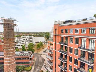 Op een toplocatie aan de Nieuwe Kaai in Turnhout bevindt zich deze karaktervolle fabrieksloft van ca. 102 m², gelegen op de 5de verdieping van ‘Anco B2’, het voormalige hoofdgebouw van de bekende Anco-pastafabriek. Het gebouw dateert uit de periode 1950-1960 en werd met respect voor zijn industriële karakter gerenoveerd, waarbij de typische architectuur en authentieke uitstraling maximaal behouden zijn gebleven.<br /><br />De loft onderscheidt zich door zijn hoge plafonds, aangename lichtinval en prachtige vergezichten. Daarnaast beschikt het appartement over maar liefst twee terrassen, waaronder een ruim zuidgericht terras, waar je heerlijk van de zon en het uitzicht kunt genieten.<br /><br />De indeling omvat een ruime en lichtrijke woonkamer met parketvloer, een aangename leefkeuken uitgerust met een vaatwasser, inductiekookplaat, koelkast en combi-oven, twee slaapkamers en een ruime badkamer met ligbad/ douche, dubbele lavabo in meubel en een toilet.<br /><br />Bijzonderheden:<br />*2 terrassen, waaronder een ruim zuidgericht terras<br />*Hoge plafonds en veel natuurlijke lichtinval<br />*Parketvloer in de woonkamer<br />*Lift aanwezig<br />*EPC-label B<br />*Gelegen op een toplocatie aan de Nieuwe Kaai<br />*Karaktervolle industriële architectuur met behoud van de authentieke uitstraling