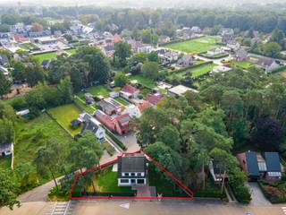 <p>Op de Pater damiaanstraat 1, vindt u deze volledig gerenoveerde (2026) en energiezuinige woning.<br /><br />Dankzij de doordachte indeling en een ruim bewoonbare oppervlakte op een perceel van 470m², is dit een ideale thuis voor gezinnen die op zoek zijn naar ruimte en praktisch gebruiksgemak.</p>
<p>De woning telt 2 bouwlagen, vier ruime slaapkamers, 2 badkamers, een wasplaats, kelder, ruime leefruimte, zolder en een inpandige garage.</p>
<p>De leefruimte is voorzien van grote raampartijen die voor een overvloed aan natuurlijk licht zorgen. De open keuken is volledig uitgerust en kijkt uit op de groene omgeving en heeft een directe toegang tot het terras en de tuin. Aangrenzend bevindt zich een praktische sportdouche uitgerust met wc en douche.</p>
<p>De woning telt op het verdiep vier slaapkamers van 10m² tot 17m² en een ruime badkamer voorzien van een wastafel, bad, douche en toilet.</p>
<p>Verder een ruime inpandige garage én een kelderruimte, ideaal aansluitend aan de keuken.</p>
<p>De tuin is netjes aangelegd en is voorzien van nieuw hekwerk.<br />Er zijn 2 terassen voorzien, ideaal als gezellige zithoek. <br /><br />De ligging van de woning is eveneens een troef. <br />Nabij openbaar vervoer, winkels en restaurants en scholen.<br /><br /><strong>TROEVEN:</strong></p>
<p>Deze energiezuinige woning is werkelijk voorzien van alle comfort.<br />- Zonnepanelen<br />- conforme elektrische keuring<br />- EPC 135 Kwh/m²J! <br />- Asbest vrij</p>