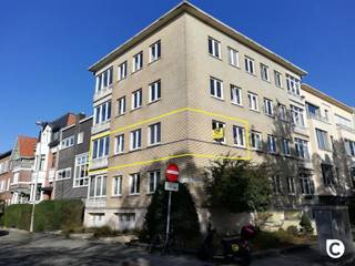 <p><span>Prachtig hoekappartement met 2 slaapkamers, terras en kelder op toplocatie!</span></p><p><span>Dit appartement heeft een zeer aangename en centrale ligging met diverse scholen, winkels, parken en sportfaciliteiten op wandelafstand. Ook het openbaar vervoer en de belangrijke invalswegen zijn makkelijk bereikbaar. </span></p><p><span>Het is gelegen op de eerste verdieping van een kleinschalig gebouw en geniet volgende indeling:</span></p><p><span> </span></p><p><span>Inkomhal &amp; toilet</span></p><p><span>U betreedt het appartement via de inkomhal die voorzien is van een veiligheidsdeur, parlofoon en ingemaakte vestiairekasten. </span></p><p><span>Ook het aparte toilet is hier ondergebracht, inclusief inbouwspots en natuurlijke ventilatie.</span></p><p><span> </span></p><p><span>Leefruimte &amp; keuken</span></p><p><span>De leefruimte op parket geniet van veel natuurlijke lichtinval dankzij de vele raampartijen en de hoekligging. In de leefruimte is er nog een extra opbergruimte voorzien waar er plaats is voor een wasmachine.</span></p><p><span>De keuken op keramische tegelvloer is uitgerust met een oven, koelkast, vriezer, elektrisch kookvuur, dampkap en afwasmachine. De elektrische toestellen zijn van het merk Smeg.</span></p><p><span> </span></p><p><span>Slaapkamers en badkamer </span></p><p><span>De ruime slaapkamers (13m² &amp; 14m²), eveneens op parketvloer, genieten van natuurlijk licht en beschikken beiden over een TV aansluiting. De tweede slaapkamer biedt toegang tot het overdekte terras via een schuifraam.</span></p><p><span>De badkamer is uitgerust met een inloopdouche, dubbele lavabo met spiegelkast en een mechanische ventilatie. Net zoals in de slaapkamers zijn inbouwspots reeds voorzien. </span></p><p><span> </span></p><p><span>Terras, kelder &amp; fietsenstalling</span></p><p><span>Het overdekte terras geniet veel privacy en omvat een lichtpunt en ook een extra bergruimte.</span></p><p><span>Bij het appartement behoort een praktische, droge en privatieve kelder. Bovendien is er ook een gemeenschappelijke fietsenberging voorzien die makkelijk bereikbaar is via de straatkant. </span></p><p><span> </span></p><p><span>Huurprijs, kosten &amp; beschikbaarheid</span></p><p><span>Huurprijs: €1025/maand</span></p><p><span>Provisiekosten €150/maand (provisie CV en water + onderhoud gemeenschap). </span></p><p><span>Beschikbaar: 01/12/2026</span></p><p><span> </span></p><p><span>Extra troeven</span></p><p><span>- Vliegenramen aanwezig</span></p><p><span>- Gemeenschappelijke fietsenberging</span></p><p><span>- Mobiscore 9,4/1</span></p><p><span> </span></p>