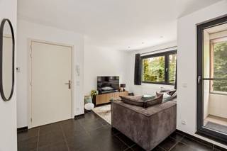 Dit energiezuinig appartement vinden we terug op de eerste verdieping van een kleinschalig gebouw mét lift pal over het mooie Park van Kapellen en alle voorzieningen die het bruisende centrum te bieden heeft.<br /><br />Centraal bevindt zich de inkomhal die uitgeeft op het salon, voorzien van ingemaakte kasten en ruimte voor een bureau. Vanuit hier is er eveneens toegang tot het inpandige balkon. Aan de achterzijde bevindt zich de eetplaats, die via een schuifraam rechtstreeks aansluit op het terras. Verder omvat het appartement een slaapkamer, een apart toilet, een badkamer en een ingerichte keuken.<br /><br />Ondergronds beschikt het appartement over een private kelderberging en een autostaanplaats, beide inbegrepen in de huurprijs.<br /><br />Gemeenschappelijke kost van €50/maand (lift, onderhoud, minuterie)<br />Individuele meters voor water, gas en elektriciteit.<br /><br />Beschikbaar vanaf 01/12/2026.<br /><br />Interesse? Contacteer Neon Vastgoed voor een bezoek ter plaatse via info@neonvastgoed.be of 03 336 88 88.