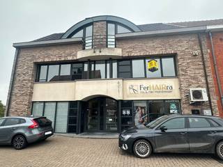 Bent u op zoek naar een ruim, instapklaar en energiezuinig appartement met veel natuurlijke lichtinval? Dan is dit appartement zeker een bezoek waard.<br /><br />Via de verzorgde inkomhal van het gebouw bereikt u met de trap het appartement op de eerste verdieping.<br /><br />De centrale inkomhal van het appartement biedt toegang tot de verschillende ruimtes. Vooraan bevindt zich de ruime en lichtrijke leefruimte met grote raampartijen, die zorgen voor een aangename lichtinval en een open gevoel. Aansluitend vindt u de open keuken, die mooi aansluit bij de leefruimte.<br /><br />Verder beschikt het appartement over een afzonderlijk toilet en een praktische berging met aansluitingen voor wasmachine en droogkast. Aan de achterzijde bevinden zich de badkamer en de slaapkamer. Vanuit de slaapkamer heeft u rechtstreeks toegang tot het ruime terras, een aangename buitenruimte om te ontspannen.<br /><br />Troeven van deze woning zijn de energiezuinigheid (EPC-label B), de lichtrijke leefruimtes, het ruime terras, de praktische indeling en de aanwezigheid van een garage.<br /><br />Huurprijs: € 875/maand<br />Gemeenschappelijke kosten: € 75/maand<br /><br />Foto’s 5, 8 en 10 zijn AI-bewerkte sfeerbeelden die tonen hoe de ruimtes eruit zouden kunnen zien met een mogelijke inrichting. Deze beelden zijn illustratief. <br /><br />Voldoet dit appartement aan uw wensen? Neem dan snel contact met ons op via info@pantheonvastgoed.be.