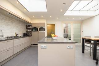 Ruime gezinswoning met 4 slaapkamers, garage en verrassend veel bergruimteDeze ruime woning combineert comfort, praktische indeling en een aangename...