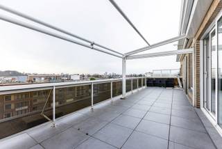 Bent u op zoek naar een dakappartement (114m²) met een panoramisch zicht? Dan is dit mogelijks wat u zoekt. Gelegen op de 4de verdieping van een verzorgd gebouw, combineert dit appartement stijl, comfort en een uitzonderlijk zicht..<br /><br />Indeling:<br />U komt binnen via de inkomhal. Deze leidt naar de ruime woonkamer (31m²) en de moderne open keuken voorzien van alle comfort. Aan de voorzijde van de lichtrijke woonkamer bevindt zich een ruim terras (50m²), perfect om in het zonnetje te ontspannen. De luifel kan u compleet afsluiten waardoor u het terras het hele jaar door kan gebruiken. Naast de keuken is er een polyvalente ruimte die momenteel dienst doet als wasplaats. Via de keuken kan u het tweede terras bereiken (17m²). De badkamer is voorzien van inloopdouche, enkele lavabo en handdoekradiator. Er is een apart gastentoilet voorzien. Verder zijn er nog twee slaapkamers (14m² &amp; 10m²) en een technische ruimte.<br /><br />De gemeenschappelijke kosten bedragen €80 per maand. Deze omvatten: provisie water, lift en minuterie gemeenschappelijke delen.<br /><br />Ligging:<br />Dit appartement is centraal gelegen nabij winkels, scholen en horeca. Het Wim Saerensplein ligt vlakbij en tram 5 stopt voor de deur, waardoor u in 5 minuten bij het Wijnegem Shopping Center bent en in 20 minuten in het historische hart van Antwerpen. <br /><br />Pluspunten: <br />- Twee ruime terrassen (50m² &amp; 17m²)<br />- Kwalitatieve afwerking<br />- Isolatie: dak, gevels en beglazing <br />- Airconditioning voorzien