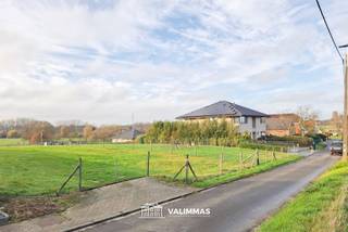 VALIMMAS verkoopt deze prachtig gelegen grond in woongebied, 08 are 63 ca groot, en ideaal georiënteerd naar het zuidwesten !...