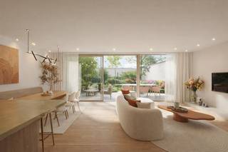 In de stijlvolle nieuwbouwresidentie “Finion”, gelegen in de charmante Bondgenotenlaan te Heist-aan-Zee, bieden wij u een prachtig gelijkvloers appartement met privatieve tuin aan. Deze woonst combineert hedendaags comfort met een uiterst centrale ligging, op wandelafstand van winkels, het station en het strand.<br /><br />Het appartement beschikt over een bruikbare vloeroppervlakte van 101 m², aangevuld met een ruim terras van 23 m² en een fraai aangelegde tuin van 70 m². Dankzij de zuidwestelijke oriëntatie geniet u hier volop van de zon, van de namiddag tot in de avond – ideaal om te ontspannen of gasten te ontvangen.<br /><br />De indeling is praktisch en doordacht: een ruime en lichtrijke leefruimte met directe toegang tot terras en tuin, een open en volledig ingerichte keuken, een bijkeuken/wasplaats, een gastentoilet, twee slaapkamers aan de straatzijde en een moderne badkamer met inloopdouche.<br /><br />Dankzij de hoogwaardige afwerking en de energiezuinige bouw biedt dit appartement een bijzonder aangename en duurzame woonkwaliteit. De kleinschalige residentie en de topligging maken dit appartement perfect geschikt als vaste woonst én als tweede verblijf aan zee.<br /><br />Aankoop aan 6% BTW mogelijk.<br /><br />Meer informatie of een afspraak?<br />📞 Contacteer ons via 050/89.27.70