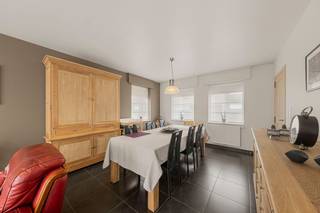 Recente en energiezuinige woning gelegen in een rustige straat, op een centrale locatie vlakbij het stadscentrum van Roeselare en...