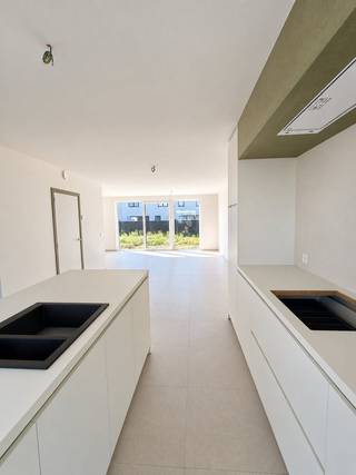 Hectaar bouwt deze energiezuinige nieuwbouwwoningen vlakbij het centrum van Roeselare (3km van de Grote Markt) en op slechts 2km van het station. In de nabije omgeving bevinden zich verschillende winkels zoals een bakkerij, slagerij, frituur en grootwarenhuizen. Verder zijn de woningen voorzien van een lichtrijke leefruimte met open, geïnstalleerde keuken,  3 slaapkamers en een badkamer met bad, douche en dubbel lavabomeubel. 
<ul>
	<li>Energiezuinige woning;</li>
	<li>Lichtrijke leefruimte met open keuken;</li>
	<li>3 ruime slaapkamers;</li>
	<li>Vloerverwarming op het gelijkvloers;</li>
	<li>Warmtepomp lucht /water;</li>
	<li><strong>De slaapkamers en nachthal zijn voorzien van laminaat;</strong></li>
	<li><strong>Schilderwerk is inbegrepen in de prijs;</strong></li>
	<li>Mogelijkheid tot het plaatsen van een carport met tuinberging;</li>
</ul>
Wens je een afspraak om deze woningen te ontdekken? Contacteer ons!
