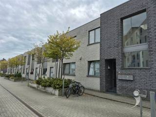 <p><span>Mooi en ruim appartement met zeer goede ligging, op een woonerf langs de rustige Martelarenlaan die nu een fietsstraat is geworden en tegenover het recent aangelegde Belle-Vue park. Bovendien ligt het appartement op wandelafstand van het station van Leuven.<br />Dit lichtrijke appartement is voorzien van vele raampartijen en heeft uitzicht via de leefruimte op een mooi terras en tuin.<br />In de private tuin kan men genieten van een avondzonnetje en tot rust komen van de stadsdrukte.<br />De grote leefruimte biedt ruim plaats voor een grote eettafel en gezellige zithoek.<br />Deze ruimte loopt over in een mooie keuken die van alle nodige toestellen voorzien is.<br />Naast de keuken is er een handige en ruime berging met ruimte voor wasmachine en droogkast.<br />Er zijn 2 ruime slaapkamers en een badkamer die zowel een bad als een aparte douche heeft.<br />Tevens is er een apart toilet.<br /><br />Bij het appartement is er een staanplaats voor de wagen en een kelder.<br />Het appartement is tevens voorzien van een inbraak-alarminstallatie.<br />Gemeenschappelijke lasten bedragen 90 euro per maand<br />Beschikbaar vanaf 1/1/2027</span></p><p><span> </span></p><p><span><br /><br />Interesse in dit appartement? </span><span>Vraag uw bezoek aan via onze website.</span></p><p><span> </span></p>