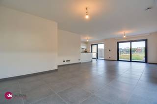 Energiezuinige woning met 4 slaapkamers op centrale locatie in Kampenhout Via de inkomhal met apart toilet kom je binnen in de grote leefruimte met...