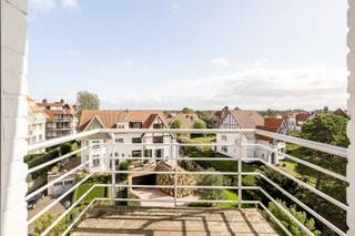 Prachtig hoekappartement te koop op een absolute topligging, tussen het mondaine Albertplein en het charmante Driehoeksplein in Knokke en op wandelafstand van de Zeedijk. Unieke locatie door de bruisende omgeving maar toch alle rust op het appartement.<br /><br />Het appartement werd in 2020 gerenoveerd waarbij uitsluitend hoogwaardige en smaakvolle materialen werden gebruikt. <br />Dankzij het oog voor detail straalt de woning pure elegantie en hedendaags comfort uit.<br /><br />Indeling:<br /><br />Ruime inkomhal met gastentoilet, lichtovergoten leefruimte met zithoek en eetkamer. Open, volledig uitgeruste keuken voorzien van kwalitatieve Miele-toestellen. Drie royale slaapkamers, telkens met ingemaakte kasten en een luxueuze bad- of douchekamer. <br /><br />Dankzij de hoekligging geniet u van overvloedig natuurlijk licht en een aangenaam gevoel van ruimte. Het appartement is volledig instapklaar.