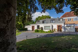 In het centrum van het gezellige en rustige Stasegem bevindt zich deze op te frissen woning.Via een gedeelde oprit bereik je de woning. Rechts van de...