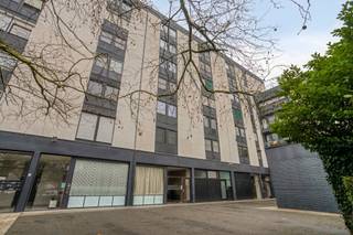 Volledig gerenoveerd appartement met 2 slaapkamers en prachtig uitzichtOp de zesde en tevens hoogste verdieping van Residentie Goudberg bevindt zich dit smaakvol vernieuwde en perfect onderhouden appartement.Via de ruime parking aan de achterzijde van het gebouw bereiken we de verzorgde inkomhal, vanwaar de lift ons naar het appartement brengt. Bij het binnenkomen treffen we een inkomhal met vestiairekast en een afzonderlijk gastentoilet.De lichtrijke leefruimte geniet dankzij het grote raam van een mooi uitzicht over het centrum van Wevelgem en de ruime omgeving. De open, recent vernieuwde keuken sluit naadloos aan op de woonkamer en creëert een aangename woonbeleving.Verder beschikt het appartement over twee volwaardige slaapkamers en een moderne badkamer uitgerust met een douche en een lavabomeubel.Aan de voorzijde bevindt zich een ruim terras waar u in alle rust kunt genieten van een indrukwekkend vergezicht.Als extra troeven beschikt het appartement over een praktische kelderberging en bestaat de mogelijkheid om een garagebox mee aan te kopen.Het appartement werd recent volledig gerenoveerd en beschikt over een conforme elektrische installatie. Dankzij het EPC-label C geldt bovendien geen renovatieverplichting.De centrale ligging is een absolute meerwaarde. Winkels, openbaar vervoer, de wekelijkse markt, het park, de bibliotheek en ruime parkeermogelijkheden bevinden zich allemaal op wandelafstand.Een instapklaar appartement voor wie comfortabel wil wonen in het hart van Wevelgem. Een garage is optioneel bij te kopen voor 18.000 €