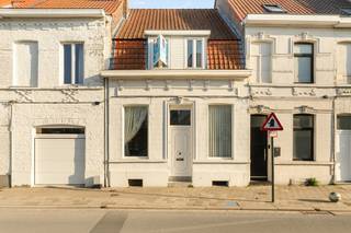 <strong>Te koop: op te frissen woning met ruim potentieel en terras aan het water in Kortrijk</strong><br /><br />Vlak bij het <strong>centrum van Kortrijk </strong>bevindt zich deze ruime woning met veel potentieel en een terras met <strong>zicht op het water.</strong><br /><br />Wat maakt dit pand uniek?<br />Op het gelijkvloers vind je een <strong>open leefruimte</strong>, een ruime keuken, kelder, badkamer, berging en een <strong>grote garage</strong>. Achteraan geniet je van een <strong>groot terras aan het water</strong>. De eerste verdieping telt <strong>vijf slaapkamers</strong>, waarvan drie boven de woning en twee boven de garage.<br />De <strong>zolder</strong> biedt bovendien <strong>ruimte</strong> voor extra kamers na verdere afwerking.<br /><br />Voor wie is dit ideaal?<br />Ideaal voor gezinnen of renovatiezoekers die een ruime stadswoning zoeken op een centrale locatie, met een unieke buitenruimte.<br /><br />Te koop via Immo Beguin, jouw vastgoedexpert sinds 2009.<br />Met kantoren in Ronse, Waregem, Kortrijk, Deinze, Doornik en Lessines.<br />Bezoek na afspraak met denis@immobeguin.be