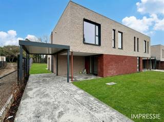 <p><span>Stijlvolle halfopen nieuwbouwwoning in Maasmechelen quasi instapklaar</span></p><p><span> </span></p><p><span>In een rustige en aangename woonwijk, op korte afstand van het centrum van Maasmechelen, staat deze moderne halfopen nieuwbouwwoning klaar om bewoond te worden. De woning is volledig afgewerkt en nagenoeg klaar om in te trekken ideaal voor wie snel wil verhuizen zonder bouwstress.</span></p><p><span> </span></p><p><span>De ligging combineert woonrust met een vlotte bereikbaarheid. Via de nabijgelegen E314 en N78 bereikt u vlot omliggende gemeenten en steden zoals Lanaken, Maastricht, Dilsen, Genk en Hasselt. Scholen, winkels en dagelijkse voorzieningen bevinden zich in de onmiddellijke omgeving, wat deze locatie bijzonder geschikt maakt voor gezinnen.</span></p><p><span> </span></p><p><span>Bij binnenkomst treft u een ruime inkomhal met gastentoilet, die uitgeeft op een lichtrijke L-vormige leefruimte met open keuken. Grote schuiframen verbinden de leefruimte direct met de zonnige tuin, perfect om te ontspannen of gasten te ontvangen. Op het gelijkvloers vindt u daarnaast een praktische berging en de trap naar de eerste verdieping.</span></p><p><span> </span></p><p><span>De eerste verdieping beschikt over drie volwaardige slaapkamers en een moderne badkamer. Parkeren kan comfortabel onder de carport naast de woning.</span></p><p><span> </span></p><p><span>De woning is uitgerust met een warmtepomp, vloerverwarming en zonnepanelen. Dankzij deze duurzame technieken behaalt ze een E-peil van maximaal E20, wat resulteert in een zeer laag energieverbruik en een comfortabele, toekomstgerichte woonomgeving.</span></p><p><span> </span></p><p><span>De woning is volledig afgewerkt met hedendaagse materialen en een neutrale, tijdloze afwerkingsgraad, waardoor u zonder grote werken meteen kunt intrekken en uw eigen accenten kan toevoegen.</span></p><p><span> </span></p><p><span>Interesse in deze moderne nieuwbouwwoning in Maasmechelen?</span></p><p><span>Neem gerust contact op met Robin Raeven via e-mail: robin@jemar.be of telefonisch op 0484 35 73 08 voor meer informatie of een bezoek ter plaatse.</span></p><p><span> </span></p>