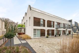 Op zoek naar een zorgeloze investering met directe huuropbrengst? Deze ruime en lichtrijke loft (100m²) in een kleinschalige residentie uit 2012...