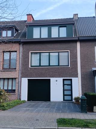 Deze instapklare woning met 4 slaapkamers, garage en ruime leefruimte vinden we midden in de rustige Molenveld wijk in Edegem. <br /><br />De woning is gelegen op een toplocatie, vlak bij scholen, openbaar vervoer, invalswegen en verschillende winkels. Doorheen de jaren werd de woning met zorg en oog voor detail onderhouden. In 2004 onderging het pand een totaalrenovatie met vernieuwde technieken, badkamer en keuken. <br /><br />We betreden de woning via de inkomhal. Meteen links bevindt zich een ruime garage met elektrische poort. Achteraan de garage bevindt zich een bergruimte waar wasmachine kan geplaatst worden. Buiten vinden we een gezellige en onderhoudsvriendelijke stadstuin voorzien van twee terrassen, ruim tuinhuis en elektrische zonnetent. <br /><br />Op de eerste verdieping vinden we de open, lichtrijke leefruimte (ca 36m²). Naast de leefruimte bevindt zich de open keuken. Deze is voorzien van veel opbergruimte. Naast de keuken bevindt zich een gastentoilet.<br /><br />Op de tweede verdieping liggen 3 slaapkamers, waarvan 2 met ingebouwde kasten.<br />Ook de badkamer bevindt zich op de tweede verdieping. Deze is volledig uitgerust met ruim ligbad, toilet, dubbele lavabo en douche.<br /><br />Op de derde verdieping kan je de vierde slaapkamer vinden. Deze zolderverdieping is tevens uitgerust met ruime overloop en verschillende Velux-dakramen. <br /><br />Bijzonderheden: <br />asbestveilig, elektriciteit conform, gunstig bodemattest, veel ingebouwde kasten, zonnetent.