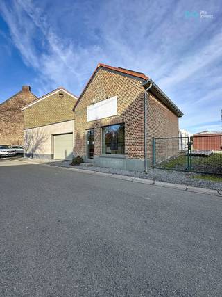 We Invest Hesbaye biedt dit charmante handelspand aan, ideaal gelegen in Lens-Saint-Remy, op slechts 5 minuten van Hannut.Dit pand is uitgerust met...