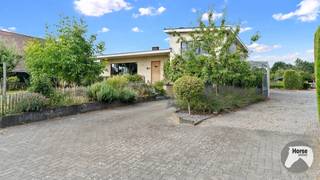 <p>HERK-DE-STAD - Gezellige instapklare woning op 40a<br /><br />In dit zeer geliefd gehucht, Schakkebroek, treffen we deze instapklare woning. Deze eigendom straalt gezelligheid uit en geeft een bijzonder landelijk gevoel. <br /><br />Mooie ruime inkomhall, leefruimte met open landelijk ingerichte keuken, een badkamer en bergplaats. <br />Op de 'halfhoge' verdieping treffen we 3 slaapkamers. <br /><br />Op het niveau van de tuin en inrit treffen we aan de voorzijde een garage en aan de achterzijde een praktische ingang voor wanneer men van buiten komt met bergplaats. <br /><br />De woning werd reeds voorzien van aluminium schrijnwerk en 12 zonnepanelen waardoor goede EPC score (B). <br /><br />Buiten treffen we een vijver, moestuin en verschillende hoekjes waar het genieten is van de rust. <br />Aanpalend is er een paddock/uitloop voor dieren en 2 stallen. Via een doorgang komt men op de weide. <br /><br />Voor een bezoek, of meer informatie kan u ons steeds contacteren: 053/60.65.66.</p>