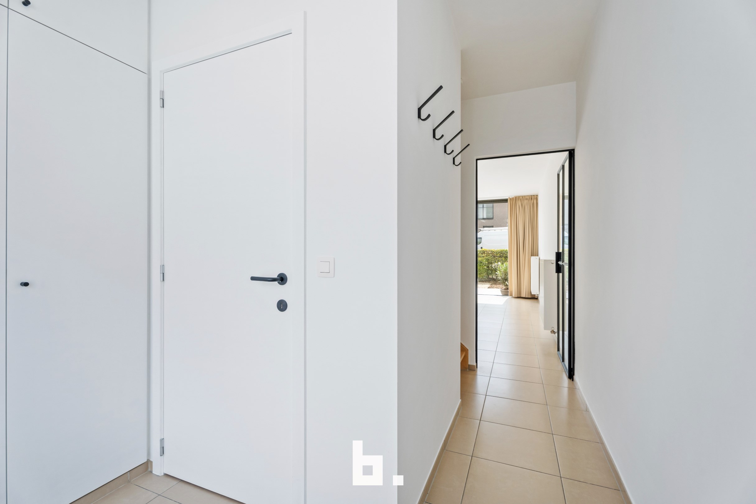 Instapklare halfopen woning  met 4 slpks, koer/ tuintje en ondergrondse autostaanplaats - foto 2