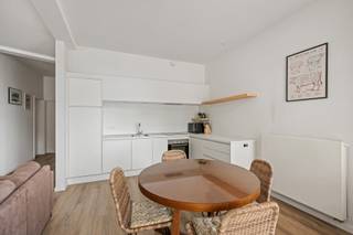 Dit gerenoveerde appartement van ca. 100 m² werd in 2016 volledig gerenoveerd en bevindt zich op de tweede verdieping van een verzorgd gebouw met lift. Het appartement beschikt over twee slaapkamers, een badkamer, een aangenaam terras en een praktische kelderberging.

Bij binnenkomst verwelkomt de inkomhal u met ingemaakte kasten met een handige ruimte voor wasmachine en droogkast. De ruime leefruimte geniet dankzij de grote raampartijen van veel natuurlijk licht en sluit aan op de uitgeruste keuken. De hoge plafonds zorgen daarbovenop voor een extra ruimtelijk gevoel. 

Het appartement biedt verder twee slaapkamers en een gezellig terras, ideaal om in alle rust van de centrale ligging te genieten.

Beschikbaar vanaf heden. Het appartement kan eveneens gemeubeld gehuurd worden voor een meerprijs van €100 per maand.

De maandelijkse gemeenschappelijke kosten bedragen €100 per maand, exclusief nutsvoorzieningen.