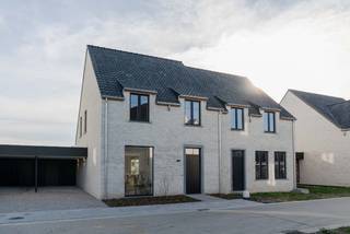 Deze landelijke lichtrijke kijkwoning met open leefruimte en zuidoostelijke oriëntatie in het nieuwbouwproject Korenhof in Lauwe...