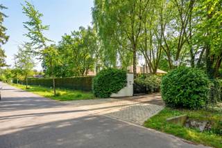 <p> Subliem gerenoveerd landgoed van prinselijke grandeur en absolute discretie in het residentiële gedeelte van Pelt met inbegrepen een bouwperceel van 2.000 m²en uitbreidbaar tot 9.452 m².</p><p>In een uiterst residentiële en geprivilegieerde omgeving nabij de Nederlandse grens bevindt zich dit uitzonderlijke landgoed, een meesterwerk van elegantie en comfort.<br />Verscholen op een volledig afgesloten domein van meer dan 20.600 m², biedt deze indrukwekkende residentie met een bewoonbare oppervlakte van circa 1.000 m² een ongeëvenaarde luxe levensstijl voor de meest veeleisende koper. Bereikbaar via een glooiende oprijlaan.</p><p>Een interieur waar verfijning, topmaterialen en vakmanschap samenkomen. <br />De aankomst via de dubbele toegangspoorten en oprijlaan creëert meteen een gevoel van exclusiviteit en sereniteit.<br />Binnenin wordt u verwelkomd in een imposante marmeren ontvangsthal met maatwerk vestiaire en gastentoilet, waar hoogwaardige materialen en tijdloze klasse de toon zetten.</p><p>De klasse leefkeuken is een waar statement van culinaire perfectie en een streling voor het oog van een keukenprins(es). Uitgerust met topklasse apparatuur van Miele en een echte professioneel Lacanche kookatelier (3 ovens, teppanyaki, bakplaat, 5 pitskookplaat en frituur), vormt deze ruimte het epicentrum van de woonst. Het royale eiland in natuursteen combineert esthetiek met ultiem gebruiksgemak zoals een quooker en opent naar een royaal terras met panoramisch zicht op het groen.<br />De salonruimtes in natuursteen van ca 150 m², gekenmerkt door royale glaspartijen en een elegante haard, vloeit naadloos over in een lichtrijke orangerie en een stijlvolle eetruimte — perfect voor verfijnde diners en exclusieve ontvangsten.</p><p>Privésuites en serene rust<br />Het slaapgedeelte bereikbaar via een indrukwekkende gang op het gelijkvloers omvat meerdere luxueuze slaapkamers met harmonieus ingerichte badkamers en dressings.<br />De master suite is een waar marmeren privéheiligdom met open haard en omvat een royale dressing en een luxueuze marmeren badkamer met spa-ervaring: een tweepersoons whirlpool, een riante duo inloopdouche en dubbele wastafels in een hoogwaardige afwerking.</p><p>De bovenverdieping onthult een verfijnde bibliotheek en/of kantoorruimte, aangevuld met extra slaapvertrekken, sanitaire voorzieningen van een hoogwaardige badkamer met ligbad, discrete bergruimtes en een indrukwekkende leisure room met biljart — een perfecte setting voor ontspanning in stijl.</p><p>Wellness & leisure van uitzonderlijk hoogwaardig niveau<br />Het souterrain is volledig gewijd aan ontspanning en lifestyle, met onder andere:<br />*Een exclusieve wijnkelder voor de connaisseur<br />*Een professioneel ingerichte fitnessruimte<br />*Infrarood wellnessfaciliteiten en 2 kleedruimtes<br />*Een stijlvolle bar- en loungeomgeving<br />*kwaliteitsvolle en complete eetkeuken<br />Het verwarmde binnenzwembad in mozaïek (6 x 11) met jet en el. roldek vormt het absolute middelpunt, met een elegante instap, geavanceerde technieken en grote raampartijen die een naadloze connectie creëren met het buitenterras en de tuin.<br />Aanvullend beschikt dit niveau over praktische ruimtes, technische installaties en discrete parkeervoorzieningen.</p><p>Een parkdomein van zeldzame schoonheid van ongeveer 1,5 ha met uitzicht op velden en bossen.<br />De buitenomgeving werd ontworpen als een privaat park, waar natuur en architectuur elkaar versterken:<br />* Sfeervolle waterpartijen met eiland<br />* Charmante brugconstructie<br />* Diverse zonovergoten en overdekte terrassen<br />* Een verfijnde fontein als blikvanger<br />* Golfend landschap - speciaal tuinontwerp - inrichting<br />* Tuinhuis</p><p>*beregeningsinstallatie voor de tuin<br />* Achteraan het volledige omheinde domein bevindt zich een uitzonderlijk ruim bijgebouw (19 x 7,5) met meerdere poorten, ideaal voor paarden/dieren of als hobbyruimte of andere hoogwaardige invulling.<br />* Camerabewaking en alarm<br />* Totale verbouwing 2014<br />* Vele inbouwkasten<br />* Bouwperceel van 38,5 x 52,5 met een ideale zuid-west oriëntatie kan apart worden gekocht, alsook worden uitgebreid tot 9.452 m². Vooraan is parkgrond en achteraan is agrarisch gebied<br />* EPC label C, maar bijna een B (215 kWh/m²)</p><ul><li>9 tot 11 wagens overdekt te stallen en buitenparking voor verschillende wagens</li></ul><p><br /> </p><p>P-score: B , G-score: A Infoplicht: Vg (vergunning uitgereikt) Pg (gelegen in Parkgebied) Gmo (geen rechterlijke herstelmaatregel of bestuurlijke maatregel opgelegd) Gvkr (geen voorkooprecht) vv (verkavelingsvergunning) - Elektriciteitskeuring is niet conform - Asbestattestvrij, uitgezonderd een kleine vermelding van een detail bij de cv-installatie</p><p>Dit is geen aanbod, alle informatie is steeds onder voorbehoud van materiële vergissingen en/of wijzigingen.</p>