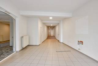 Opbrengsteigendom op toplocatie! Gebouw bestaande uit: commercieel gelijkvloers +/- 90m² en twee verhuurde éénkamerappartementen.Kan flexibel...