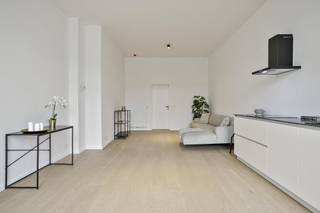 <p><strong>Investeren in een dynamische buurt in volle ontwikkeling kan in dit volledig gerenoveerd appartement met één slaapkamer en gemeenschappelijke koer.</strong><strong><br /></strong><strong><br />Indeling:</strong><br /><strong>Uniek gelegen</strong><span> appartement op het </span><strong>gelijkvloers</strong><span> </span><span>van een </span><strong>kleinschalig gebouw</strong><span>. Je komt meteen in de stijlvolle leefruimte met de volledig uitgeruste </span><strong>open keuken</strong><span>. De raampartijen zorgen voor </span><strong>veel daglicht</strong><span> en de </span><strong>hoge plafonds</strong><span> zorgen op hun beurt voor een groot </span><strong>ruimtegevoel</strong><span>. De keuken werd op maat gemaakt en ingericht met </span><strong>kwaliteitstoestellen</strong><span> en een</span><span> </span><strong>keukenwerkblad in composiet</strong><span>. </span><br /><br /><span>Achteraan, de slaapkamer met aansluitend de ingerichte badkamer op tegels voorzien van een douche, een wastafel met spiegel, een toilet en de aansluiting voor een wasmachine.</span><br /><br /><strong>Bijzonderheden:<br /></strong><span></span>Verhuurd aan <strong>€740 per maand</strong>.<br /><strong>Gunstige EPC</strong><span> van 147 kWh/m²/jaar [B-label</span><span>];<br /><strong>Gemeenschappelijke koer</strong>;<br /><strong>aparte nutsvoorzieningen.</strong></span><br /><br /><strong>Ligging:<br /></strong><span>Gelegen op een </span><strong>strategische locatie tegenover het Lobroekdok en op slechts 500m van Park Spoor Noord.</strong><span> </span><span>Ideaal om te gaan sporten of te ontspannen in het zonnetje tijdens de zomermaanden. </span><strong>Vlotte verbinding</strong><span> met in- en uitvalswegen, vélostation op 100m en vlakbij openbaar vervoer!</span></p>
