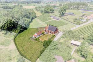 Maison dans un emplacement privilégié à Heuvelland avec de belles vues. Cette maison à démolir ou à rénover est située dans un endroit idyllique près du Scherpenberg et du Sulferberg. Située au calme à Zandberg 1 avec des vues uniques, cette propriété possède un potentiel incroyable.<br /><br />Le terrain fait 1 902 m² et est actuellement construit avec une maison, un garage et une dépendance. La partie restante est actuellement utilisée comme prairie. <br /><br />POINTS FORTS <br />Maison avec dépendance et prairie <br />Idéal comme terrain à bâtir <br />Magnifiquement situé<br /><br /><br /><br /><br />Le bien est proposé selon la formule Pre-sale. Le 05/09/2026 entre 10:00 et 12:00, vous pouvez visiter le terrain à a bâtir sur rendez-vous et faire une offre. Le prix affiché est un prix indicatif. Pour plus d'informations, veuillez contacter le responsable du dossier.<br /><br />Registre des mesures: non