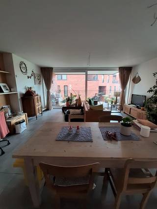 Volledig afgewerkt appartement, gelegen op de eerste verdieping, met 2 slaapkamers!<br /><br />Bestaande uit:<br />• Inkomhal<br />• Woonkamer<br />• Volledig ingerichte open keuken<br />• Geïnstalleerde badkamer<br />• 2 slaapkamers<br />• Berging<br />• Apart toilet<br />• Terras<br /><br />Ondergrondse parking:<br />- Kelderberging met stopcontact<br />- Fietsenberging<br />- Autostaanplaats <br /><br />Extra:<br />- Huurprijs: 870 euro/maand + Provisie gemeenschappelijke kosten 50 euro/maand (met een jaarlijkse afrekening)<br />- Het appartement is voorzien van een eigen warmtepomp en eigen zonnepanelen<br />- Tevens is er vloerverwarming aanwezig<br />- Beschikbaar vanaf 01/11/2026<br /><br />Uitsluitend via onze website www.vastengoed.be kan u een bezichtiging inplannen op de vooropgestelde bezoekmomenten. Voor andere vragen kan u het kantoor bereiken op het nummer 014/72.73.74.