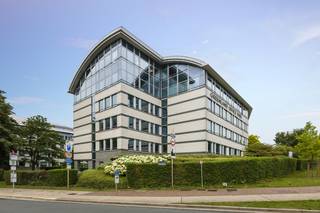 <strong>Offices of 250 m² </strong>for rent. Strategically located just 2 minutes from the R0 (Jette exit) and with a smooth connection to the E40. The site is also easily accessible by public transport.<br /><br />The offices are part of the high-quality <strong>Greenland Office Park</strong>, which offers various amenities, including a restaurant, parking, showers, bike storage, and electric charging stations.<br /><br /><strong>Other surfaces are available</strong>, with the option to adjust the leased area according to your needs. Available from 01/02/2026.<br /><br />Contact <strong>PANORAMA B2B</strong> for more information, plans, or an on-site visit at <strong>0477 09 00 09.</strong>