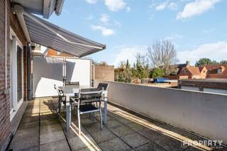 Leuk appartement met zeer ruime terras te koop! Indeling: inkomhal, gastentoilet, ruime leefruimte met toegang tot het ruime terras (voorzien...