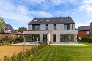 Zeer ruime nieuwbouw driegevel woning (252m² bebouwde oppervlakte) met in totaal 4/5 slaapkamers en 1/2 bureau(s), op een mooi perceel van 5a...