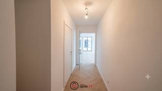 Ben je op zoek naar een ruim en energiezuinig appartement te huur in Hasselt? Dan is dit prachtige appartement aan de Gelatineboulevard 7 bus 2.03 zeker een bezoek waard. Met een bewoonbare oppervlakte van maar liefst 125 m², een uitzonderlijk terras van 40 m² met uitzicht op de jachthaven en een inbegrepen garagebox, geniet je hier van comfortabel wonen op een toplocatie.<br /><br />Buitenruimte<br />Het absolute pronkstuk van dit appartement is zonder twijfel het ruime terras van 40 m². Hier geniet je in alle rust van het prachtige uitzicht op de jachthaven, een ideale plek om te ontspannen of gezellig gasten te ontvangen.<br /><br /><strong>Troeven</strong><br />- Bewoonbare oppervlakte van 125 m²<br />- Groot terras van 40 m² met zicht op de jachthaven<br />- 2 slaapkamers<br />- Garagebox inbegrepen<br />- Energiezuinig dankzij warmtepomp met geothermie<br />- Beschikbaar vanaf 1 september<br />- Topligging vlak bij winkels, horeca en het stadscentrum<br /><br /><strong>Ligging & omgeving</strong><br />Wie kiest voor dit appartement te huur in Hasselt, kiest voor een unieke combinatie van rust en bereikbaarheid. De Gelatineboulevard ligt op een gegeerde locatie aan de jachthaven, waar je dagelijks geniet van een aangename woonomgeving met een prachtig uitzicht.<br />Tegelijk bevinden winkels, supermarkten, restaurants, openbaar vervoer en het bruisende stadscentrum zich op wandel- of fietsafstand. Dankzij de vlotte verbindingen bereik je bovendien eenvoudig de belangrijkste invalswegen. Dit maakt het appartement ideaal voor wie comfortabel en centraal wil wonen zonder in te boeten aan rust.<br /><br /><strong>Interesse?</strong><br />Wil je dit prachtige appartement te huur in Hasselt zelf ontdekken? Plan vandaag nog je bezoek en ervaar de ruimte, het comfort en het unieke uitzicht op de jachthaven.<br /><br />Klik op “Ik ben kandidaat” bij dit pand via www.optie-m.be/nl/te-huur om een bezoek aan te vragen. <br /><br />Benieuwd wat jouw eigen woning waard is? Contacteer ons gerust via bovenstaande gegevens.