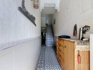 Deze woning in Schoten biedt heel wat potentieel voor wie op zoek is naar een eigendom die volledig naar eigen smaak kan worden ingericht en afgewerkt.<br /><br />Op het gelijkvloers bevindt zich de woonkamer met aansluitend de keuken en toegang tot een klein koertje.<br /><br />De tussenverdieping omvat de badkamer met inloopdouche, lavabo en WC en een ruime wasplaats. Op de eerste verdieping bevinden zich 2 ruime slaapkamers <br /><br />De tweede verdieping bestaat uit een ruime zolderverdieping waar reeds 2 bijkomende slaapkamers werden voorzien. Deze verdieping dient verder te worden afgewerkt en biedt de mogelijkheid om er twee volwaardige kamers van te maken.<br /><br />Eveneens beschikt deze woning over een ruime droge kelder wat extra opbergmogelijkheden biedt.<br /><br />De woning heeft renovatie- en opfriswerken nodig en is onderhevig aan de renovatieverplichting. Tegelijk biedt dit de toekomstige eigenaar de kans om de woning energetisch te verbeteren en volledig in te richten volgens de eigen smaak en woonwensen.<br /><br />Een bijkomende troef is de privéparkeerplaats voor de woning, waardoor parkeren steeds binnen handbereik is.<br /><br />Troeven: 4 mogelijke slaapkamers – privéparking – klein koertje – renovatiepotentieel – mogelijkheid om volledig naar eigen smaak af te werken – gelegen in Schoten.<br /><br />Een interessante woning voor handige kopers of renovatieliefhebbers die op zoek zijn naar ruimte en potentieel.