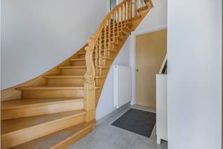 Immo Pické vous propose cette maison située dans un endroit extrêmement calme et parfaitement entretenue, au cœur d'un quartier résidentiel et à proximité des écoles, des commerces, des transports en commun et d'autres axes routiers importants. Au rez-de-chaussée, la maison comprend un hall d'entrée, un vestiaire avec toilettes pour invités, un salon avec coin repas et une cuisine spacieuse. Au premier étage, on trouve un couloir, 3 chambres et deux salles de bains. La maison dispose également d’un grenier de rangement, d’un garage spacieux et de quelques caves. À l’arrière de la maison, on trouve une grande terrasse avec un débarras et un jardin. Devant le garage, il y a encore quelques places de stationnement. Obligation de rénovation applicable. Le logement ne sera disponible que dans un délai maximal de 2 mois après la signature de l'acte.