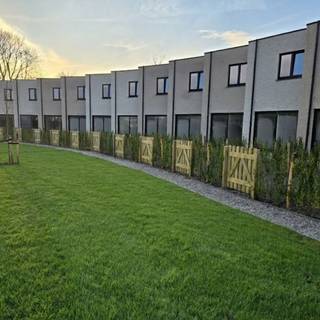 Ontdek Uw thuis met 3-slpk (incl. autostaanplaats) te Blankenberge<br /><br />Op zoek naar een moderne en energiezuinige thuis op een centrale locatie? Ons nieuwbouwproject in Blankenberge combineert comfort, stijlvolle architectuur en een rustige omgeving. Elke entiteit beschikt over een privé tuin die via een tuinpoort uitkomt op een ruime groene leefomgeving.<br /><br />Wat kunt u verwachten?<br />✔ Tot in de puntjes afgewerkte doorzonwoning<br />✔ Lichtrijke en functionele woonkamer <br />✔ Volledig uitgeruste open keuken<br />✔ Moderne badkamer met inloopdouche<br />✔ Drie slaapkamers<br />✔ Praktische berging<br />✔ Terras met private tuin en tuinafscheiding (volledig aangelegd)<br />✔ Private fietsenberging<br />✔ Autostaanplaats<br /><br />Daarnaast zetten we in op energiezuinig wonen: alle entiteiten zijn voorzien van vloerverwarming op een warmtepomp en zonnepanelen, wat zorgt voor een aangenaam binnenklimaat en lagere energiekosten.<br /><br />U heeft nog de volledige vrijheid om uw woning volledig naar wens af te werken. Maak nu nog uw keuzes op vlak van: ✔ Sanitair ✔ Vloeren ✔ Badkamer ✔ Keuken<br /><br />Wij staan garant voor:<br />✔ Persoonlijke afwerking – kies uit hoogwaardige materialen om uw woning naar wens in te richten.<br />✔ Persoonlijke begeleiding – als familiaal bedrijf bieden we een aanpak op maat en staan we klaar om u te begeleiden.<br /><br />Graag nemen wij de tijd voor een afspraak in ons modelwoning ter plaatse of in onze toonzaal waar u alle keuze mogelijkheden kan ontdekken.<br /><br />Contacteer ons vrijblijvend voor meer informatie:<br />050 43 56 12<br />bouw@boarte.be<br /><br />Plannen en beschikbaar zijn te bekijken op onze website: boarte.be.