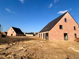 <strong>Welkom in Hoeilaart Bemdekensveld!</strong><br /><br />In Hoeilaart bouwt Matexi 7 ruime nieuwbouwwoningen. Samen vormen ze een kleinschalige buurt die ideaal gelegen is, vlakbij het centrum van Hoeilaart op slechts enkele minuten van Brussel.<br /><br />Dé grote troef van Bemdekensveld is de strategische locatie. Je bevindt je hier vlakbij het <strong>centrum van Hoeilaart</strong> en <strong>je bereikt snel de snelweg</strong>. Het Zoniënwoud ligt op maar 5 minuutjes fietsen, het station op 10 minuten.<br /><br />Ook de omgeving maakt dit kleinschalige project ontzettend aantrekkelijk voor gezinnen.<br /><br />De woningen zelf zijn ruim, <strong>comfortabel en energiezuinig</strong>. Dankzij <strong>zonnepanelen en warmtepomp</strong> wordt je energiefactuur tot een minimum herleid. Het hedendaagse ontwerp gaat hand in hand met een kwalitatieve afwerking.<br /><br />Lot 6 is <strong>een halfopen bebouwing met 3 slaapkamers</strong> met een <strong>grondoppervlakte </strong>van <strong>334 m²</strong>. De <strong>inpandige garage</strong> en de aanleg van het terras zitten mee inbegrepen in de prijs, de <strong>zolder is optioneel af te werken</strong>.<br /><br />Heb je interesse? Neem dan snel contact met ons op.