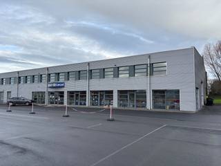 Entrepôt/bâtiment commercial polyvalent d'environ 1 200 m² avec espace de bureau/salle d'exposition associé de 200 m² et parking spacieux situé sur un site commercial à l'intérieur de la Brugsesteenweg à Roulers. Spécifications :- porte sectionnelle pour la livraison- souffleurs à air chaud - hauteur libre de 5,7 m- 3 x 400 V- sanitaires + kitchenetteSitué dans une zone commerciale à l'intérieur de la Brugsesteenweg à Roulers. N'hésitez pas à nous contacter au 051 21 22 23 si vous êtes intéressé par ce bien commercial composé d'un entrepôt polyvalent et/ou d'un local commercial d'une superficie totale de 1 400 m².