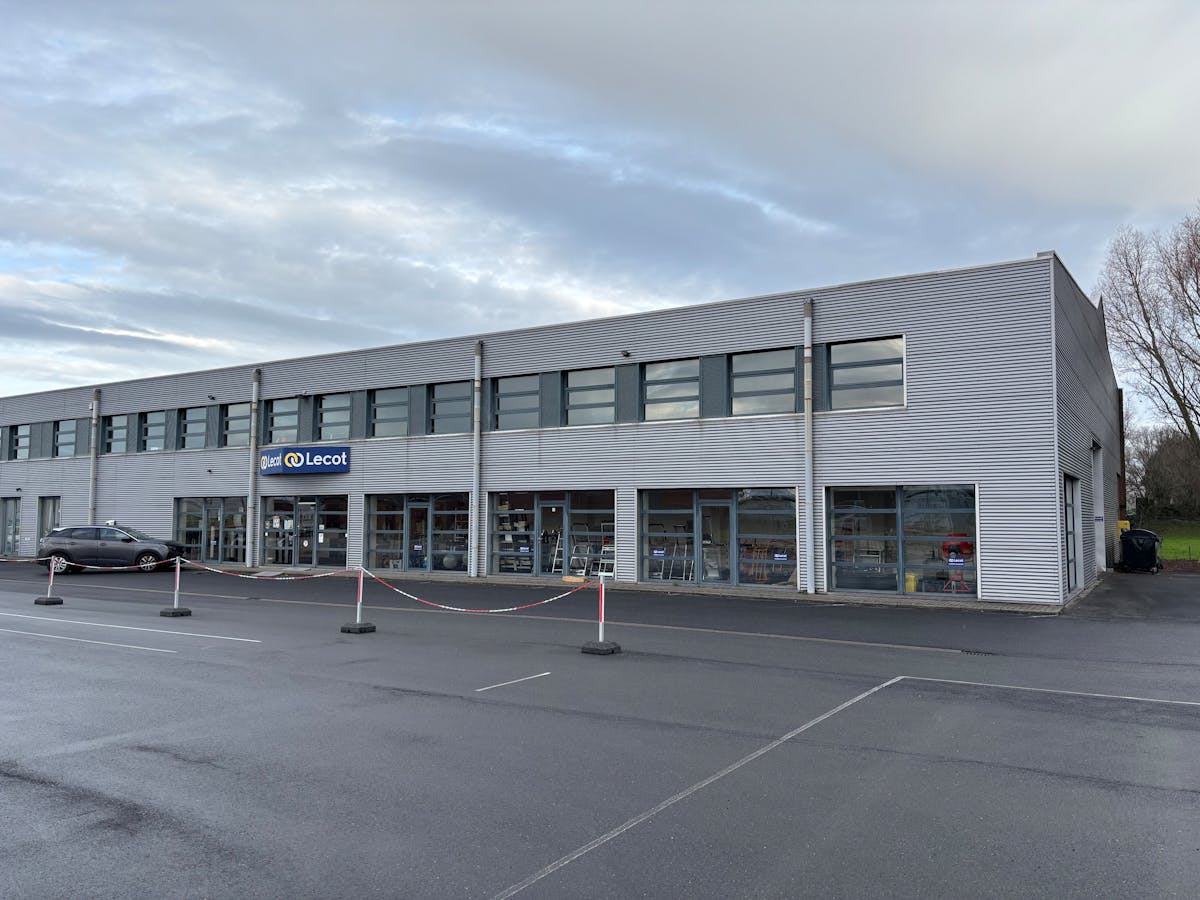 Entrepôt polyvalent/propriété commerciale d'environ 1 400 m² - photo 1
