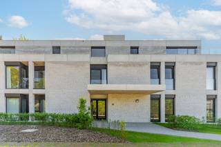 <h3><strong>Energiezuinig nieuwbouwappartement met 3 slaapkamers, ruim terras en 2 parkeerplaatsen in hartje Kasterlee.</strong></h3>
<p><br />Bent u op zoek naar een instapklaar en energiezuinig appartement op een toplocatie? Dit prachtige nieuwbouwappartement combineert hedendaags wooncomfort met een rustige, groene omgeving in het centrum van Kasterlee.</p>
<p><br />Met een bewoonbare oppervlakte van 97 m² en een gezellig terras van 9 m² geniet u hier van ruimte, licht en een aangename woonbeleving. Het appartement is rustig gelegen met een mooi uitzicht op het groen, terwijl supermarkten, horecazaken, winkels en andere voorzieningen zich op wandelafstand bevinden.</p>
<p><br />De ruime leefruimte met open keuken vormt het hart van het appartement. De volledig uitgeruste keuken beschikt over een koelkast, dampkap, inductiekookplaat, combi-microgolfoven, vaatwasser en tal van opbergmogelijkheden. Dankzij de open indeling vloeien keuken, eetplaats en woonkamer naadloos in elkaar over.</p>
<p><br />De moderne badkamer is uitgerust met een dubbel lavabomeubel, een ruime inloopdouche met regendouche en voldoende opbergruimte. Verder beschikt het appartement over een apart gastentoilet en een praktische berging met aansluiting voor een wasmachine.</p>
<p><br />Momenteel zijn slaapkamer 1 en slaapkamer 2 met elkaar verbonden en ingericht als een ruime masterbedroom met aansluitende bureauruimte. Vanuit deze ruimte heeft u toegang tot een extra terrasje van ongeveer 3 m². Slaapkamer 3 biedt tal van mogelijkheden als strijkkamer, hobbyruimte of logeerkamer.</p>
<p><br />Dankzij het EPC-label A, vloerverwarming én vloerkoeling via het innovatieve SEDS-systeem en de aanwezige zonnepanelen geniet u van een bijzonder energiezuinige woning met een hoog wooncomfort. Daarnaast beschikt het appartement over een ventilatiesysteem type C.</p>
<p><br />Extra troeven:</p>
<ul>
<li>
<p>Bewoonbare oppervlakte: 97 m²</p>
</li>
<li>
<p>Terras van 9 m² met groen uitzicht</p>
</li>
<li>
<p>Extra terras van ca. 3 m² aan de masterbedroom</p>
</li>
<li>
<p>EPC-label A</p>
</li>
<li>
<p>Vloerverwarming en vloerkoeling via SEDS</p>
</li>
<li>
<p>Zonnepanelen voorzien in functie van de verwarming</p>
</li>
<li>
<p>Inclusief 2 ondergrondse parkeerplaatsen naast elkaar</p>
</li>
<li>
<p>Afgesloten private kelderberging</p>
</li>
<li>
<p>Kwalitatieve gordijnen inbegrepen</p>
</li>
<li>
<p>Verlichting voorzien in het volledige appartement</p>
</li>
<li>
<p>Nieuwbouw en instapklaar</p>
</li>
</ul>
<p>Een unieke kans voor wie comfortabel, duurzaam en centraal wil wonen in een groene omgeving.<br /><br />Verkoop onder registratierechten, 2% mogelijk onder voorwaarden.<br />EPB en stedenbouwkundige inlichtingen in aanvraag.</p>
<p><strong><br />Interesse? Neem gerust contact op voor meer informatie of een bezichtiging.</strong></p>