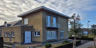 Op de hoek van de Torhoutsesteenweg en de Sint-Elooistraat staat deze vrijstaande modernistische woning uit 1962, vroeger een dagbladhandel. Ze ligt op een ruim perceel van 542 m², met een grote oprit en extra parkeerruimte.<br /><br />Binnen kom je in de inkomhal die uitgeeft op een ruime leefruimte, de keuken met berging en een grote garage met toilet. De voormalige winkelruimte werd ingericht als extra salon, maar kan evengoed dienen als bureau, praktijkruimte of bijkomende slaapkamer.<br /><br />Op de eerste verdieping zijn er drie volwaardige slaapkamers (waarvan twee met balkon en nieuwe PVC-ramen) en een ruime badkamer.<br /><br />De woning kan een opfrisbeurt gebruiken, maar net dat maakt ze interessant. Dankzij de grootte van het huis, het grote perceel, de combinatie wonen/handel en de ligging vlak bij het centrum van Zedelgem ‘De Leeuw’ zijn de mogelijkheden hier bijzonder ruim.<br /><br />Een plek met veel ruimte, karakter en toekomst. Ontdek het zelf.