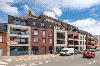 Met een mooie oppervlakte van 110m², 2 slaapkamers en 2 terrassen gelegen op de 4e verdieping van nieuwbouwresidentie Sir James op de kop van de Meerlaan vlakbij de Hoogstraat is dit energiezuinig dakappartement EEN UNICUM ! Comfort dankzij vloerverwarming met geothermische warmtepomp, 10 zonnepanelen, ingebouwde zonnescreens, muggenramen, triple beglazing, domotica Niko Homecontrole, 2x autostaanplaatsen binnen, ..... Afwerking van vloer of parket, keuken en badkamer op uw maat ! Bezoeken ? Bel Sven 0495 20 59 99